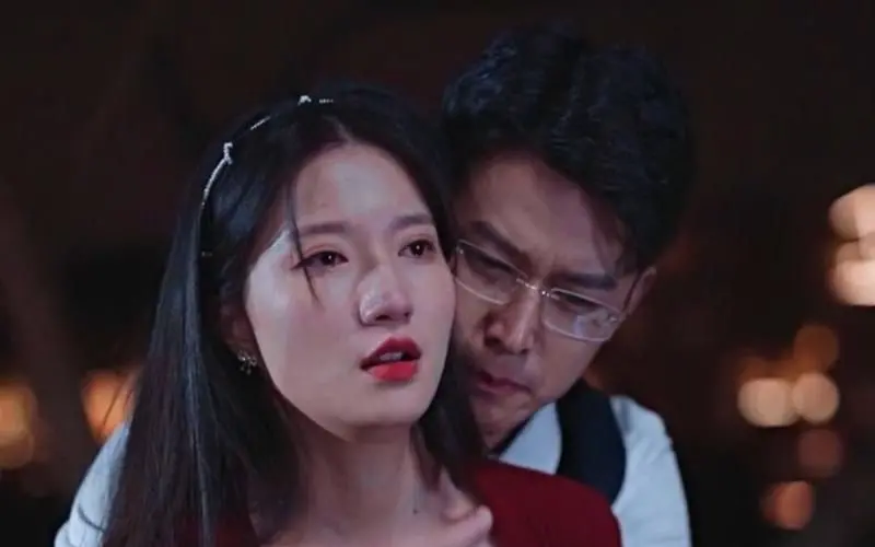 《以爱为笼》影评：爱情囚笼下的救赎与挣扎